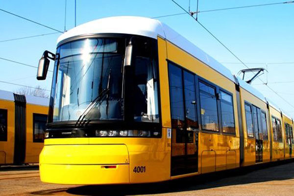 ببینید | وقوع حادثه مرگبار در روسیه؛ پرتاب‌شدن مسافران یک تراموا به کف اتوبان