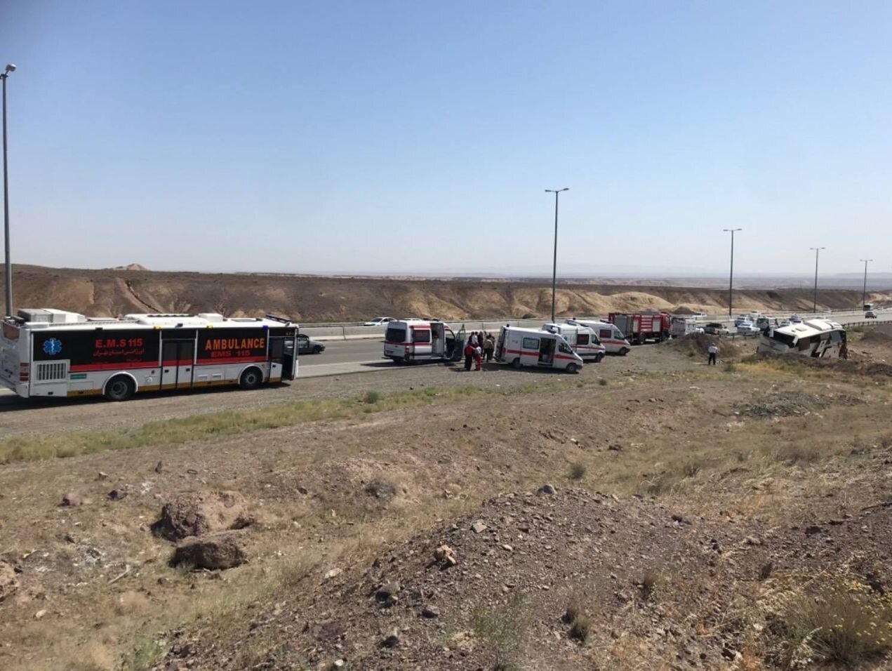 واژگونی اتوبوس در اتوبان قم تهران حادثه ساز شد / عکس 2