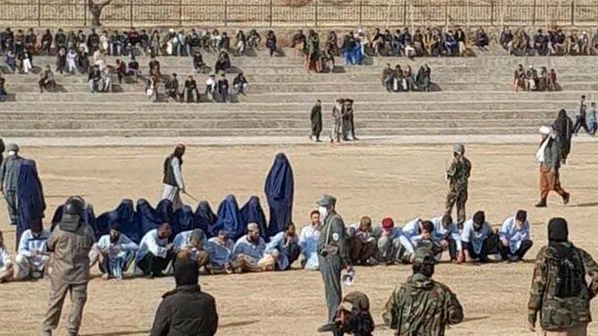 طالبان ۸ زن و ده‌ها مرد را در یک ورزشگاه شلاق زد