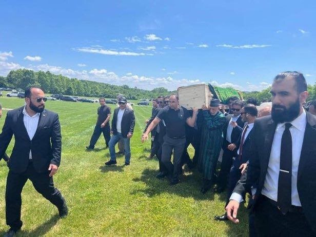 عکس | اولین سفر رئیس جمهور اسبق افغانستان بعد از روی کار آمدن طالبان؛ تصاویری از مراسم خاکسپاری برادر حامد کرزی