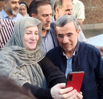عکس | تصاویری از سلفی گرفتن با احمدی نژاد در خیابان