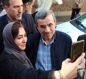 عکس | تصاویری از سلفی گرفتن با احمدی نژاد در خیابان