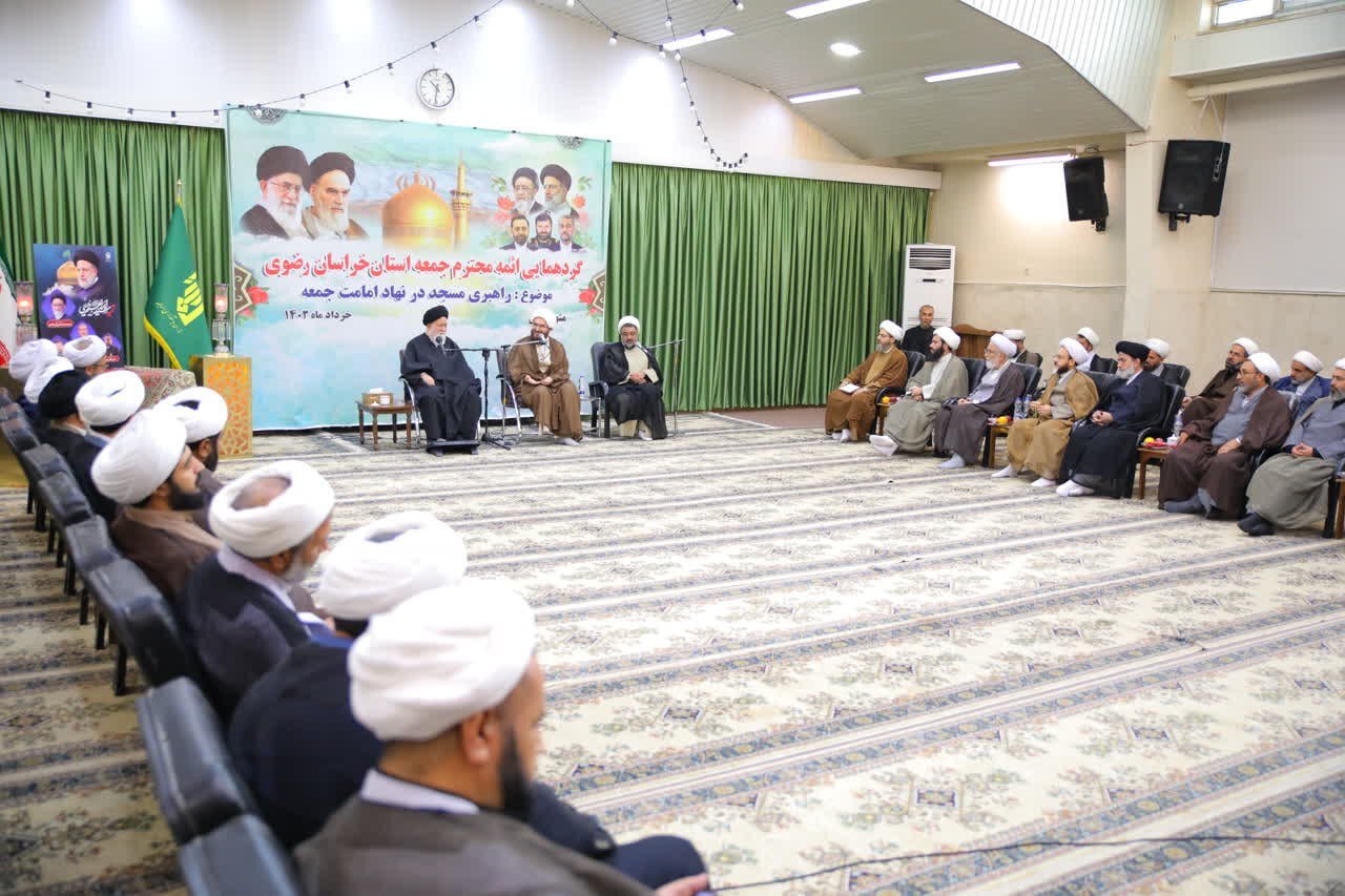 عکس | تصویری از علمالهدی، پدر همسر شهید رئیسی در جلسه با ائمه جمعه