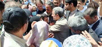 عکس های حاشیه ساز احمدی نژاد در شلوغی بازار تهران / سلفی با دختران و در آغوش گرفتن یک مردم