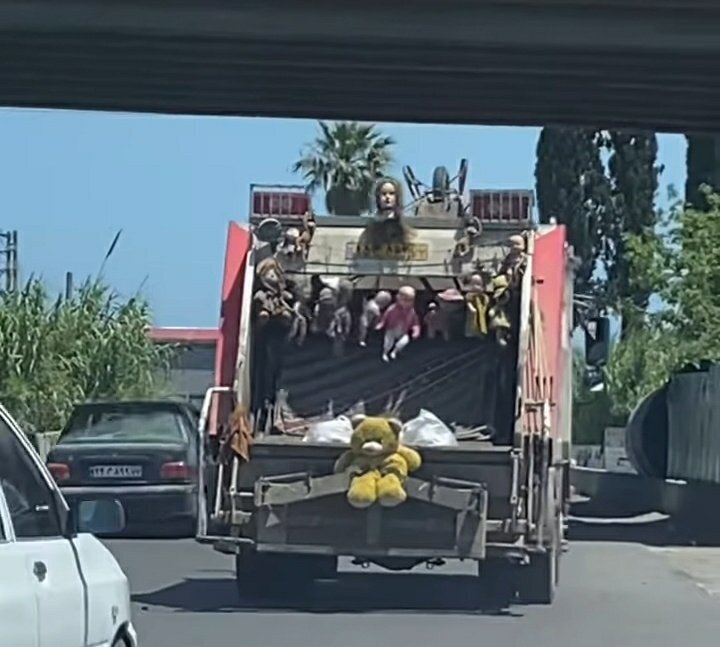 عکس | تصویری از نصب عروسکهای عجیب به ماشین حمل زباله در فریدونکنار