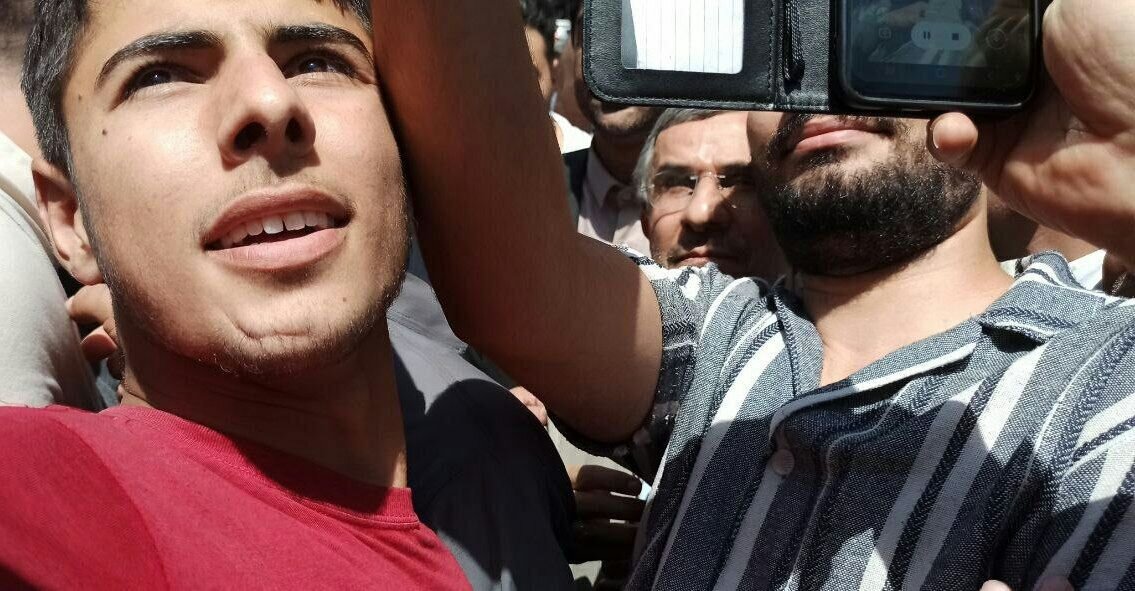 عکس های حاشیه ساز احمدی نژاد در شلوغی بازار تهران /سلفی با دختران و در آغوش گرفتن یک مردم