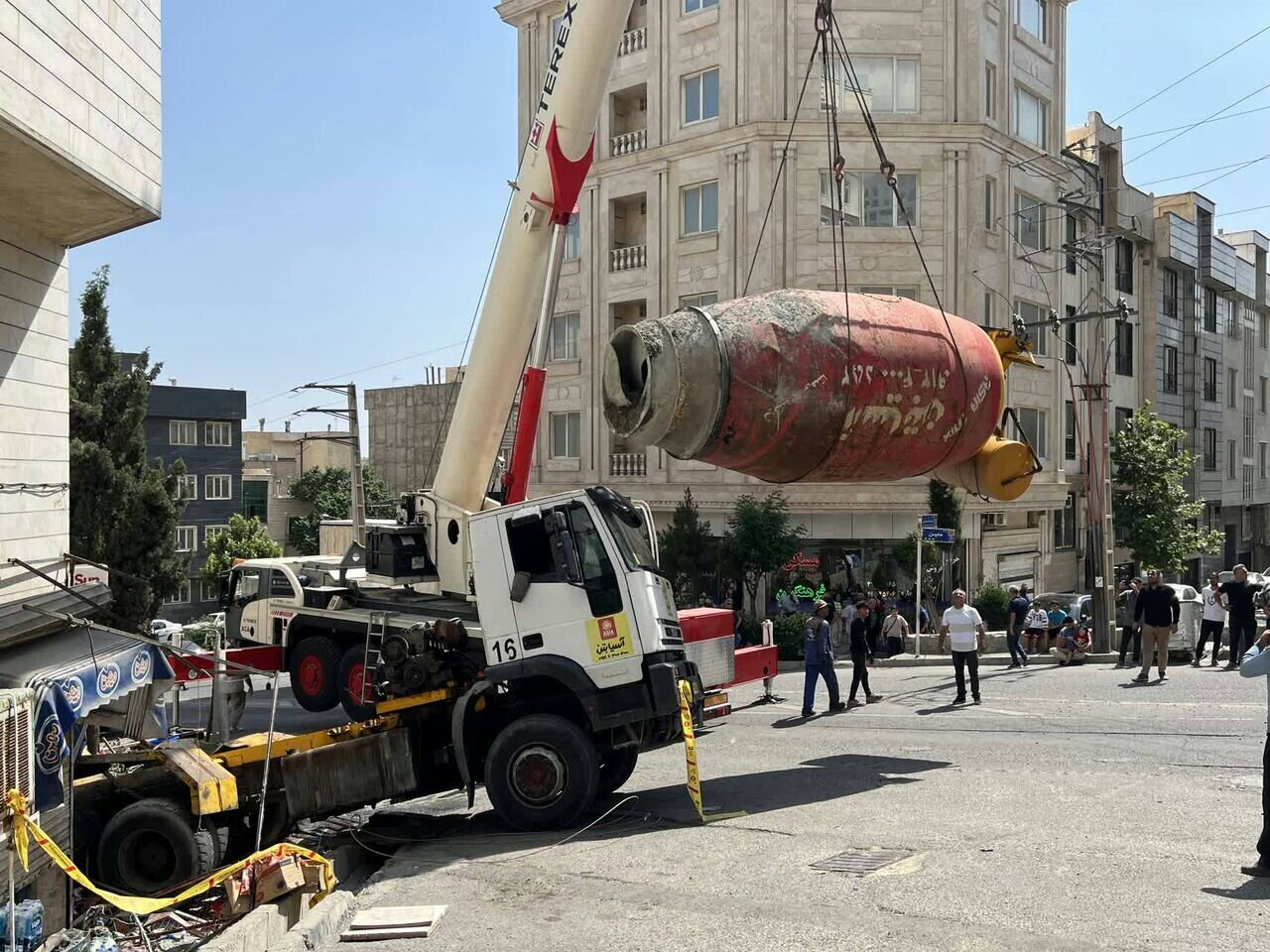 جزئیات برخورد کامیون میکسر با ساختمان مسکونی در پونک تهران/ عکس