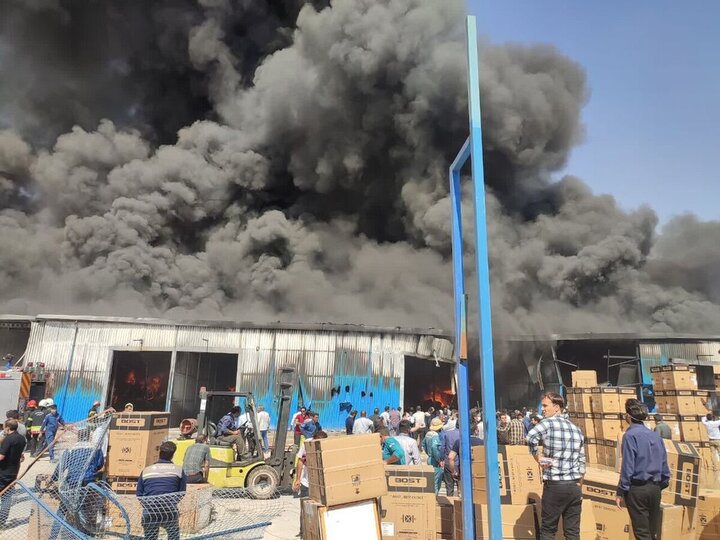 ببینید | اولین تصاویر از آتش‌سوزی انبار لوازم خانگی در اصفهان