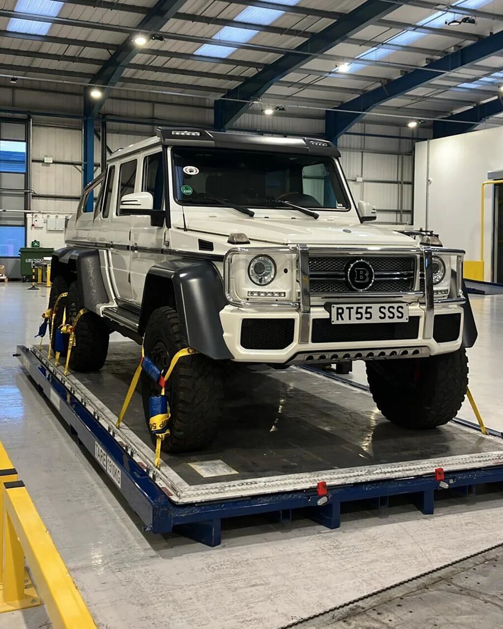 ابرثروتمندان چگونه خودروهای ارزشمندشان را جابهجا میکنند؟ / عکس