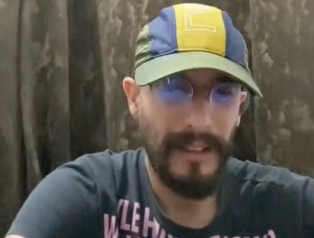 حبس یک بلاگر بهدلیل بغل کردن مردم/ عکس