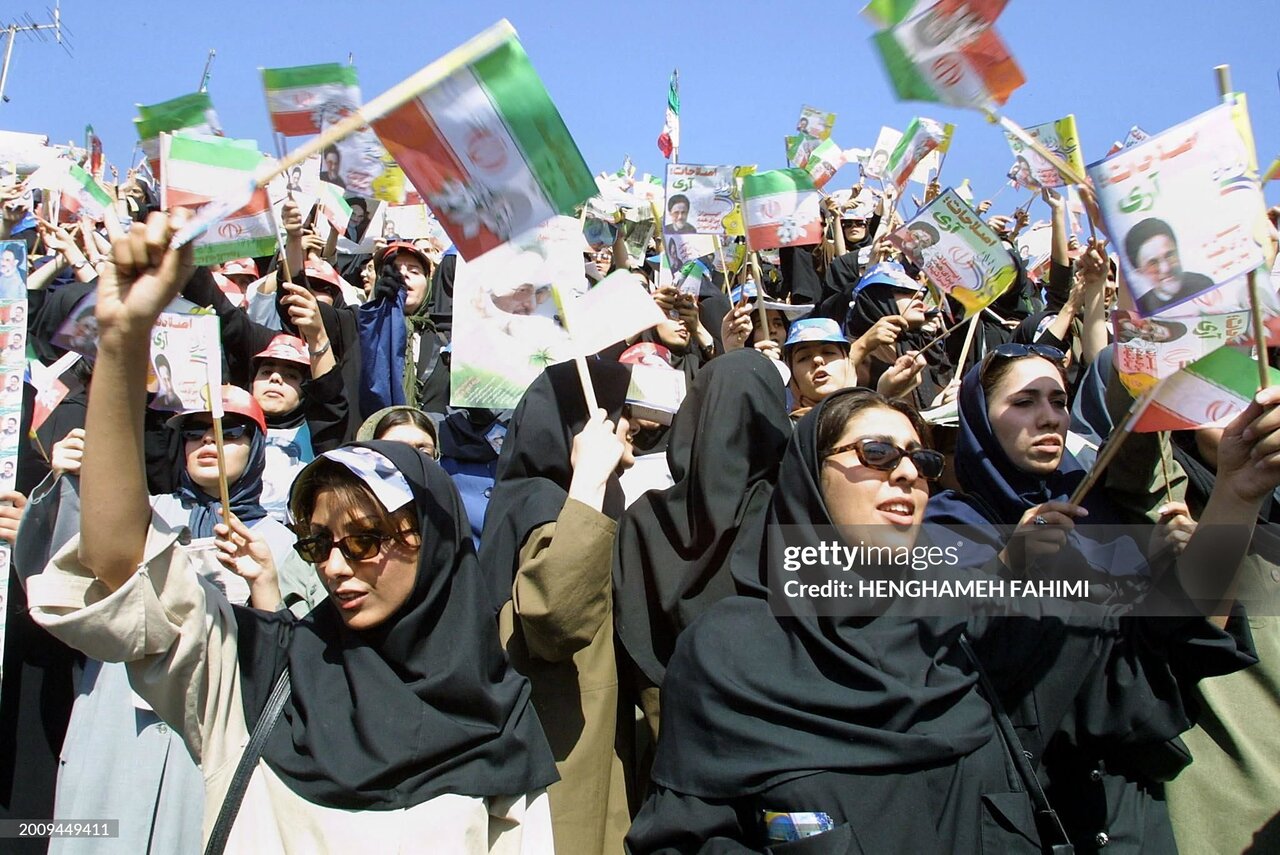 تصاویر کمتر دیده شده از پیروزی سیدمحمد خاتمی در انتخابات / شمخانی رقیب رئیس خود شد / توکلی دوم شد، فلاحیان هشتم / مردم به خیابان ها آمدند 5