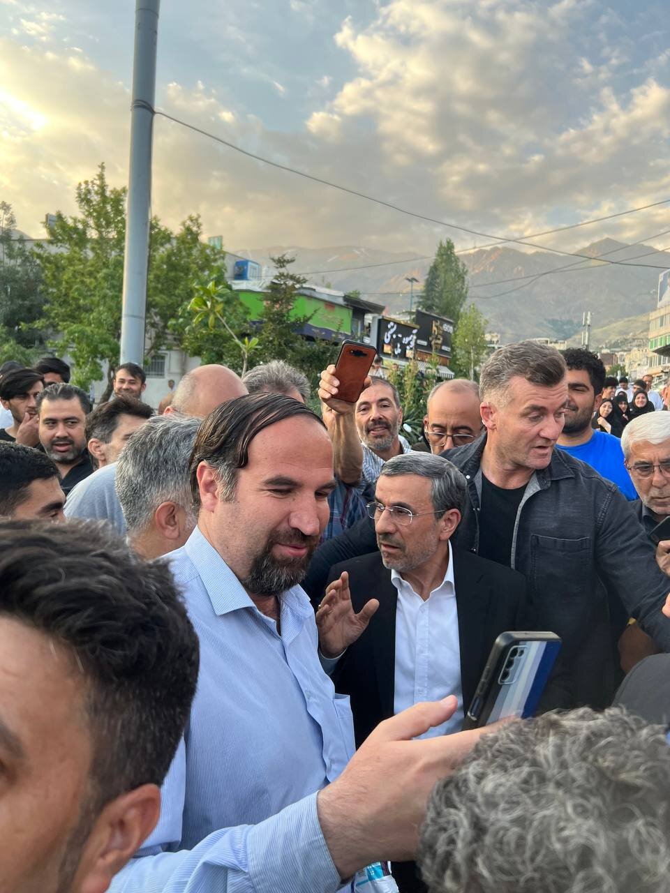 محمود احمدی نژاد، امامزاده صالح را بهم ریخت /بازار داغ سلفی با آقای کاندیدا +عکس