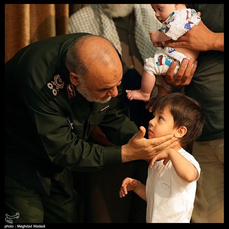 تصاویری خاص از فرمانده کل سپاه در کنار کودکان