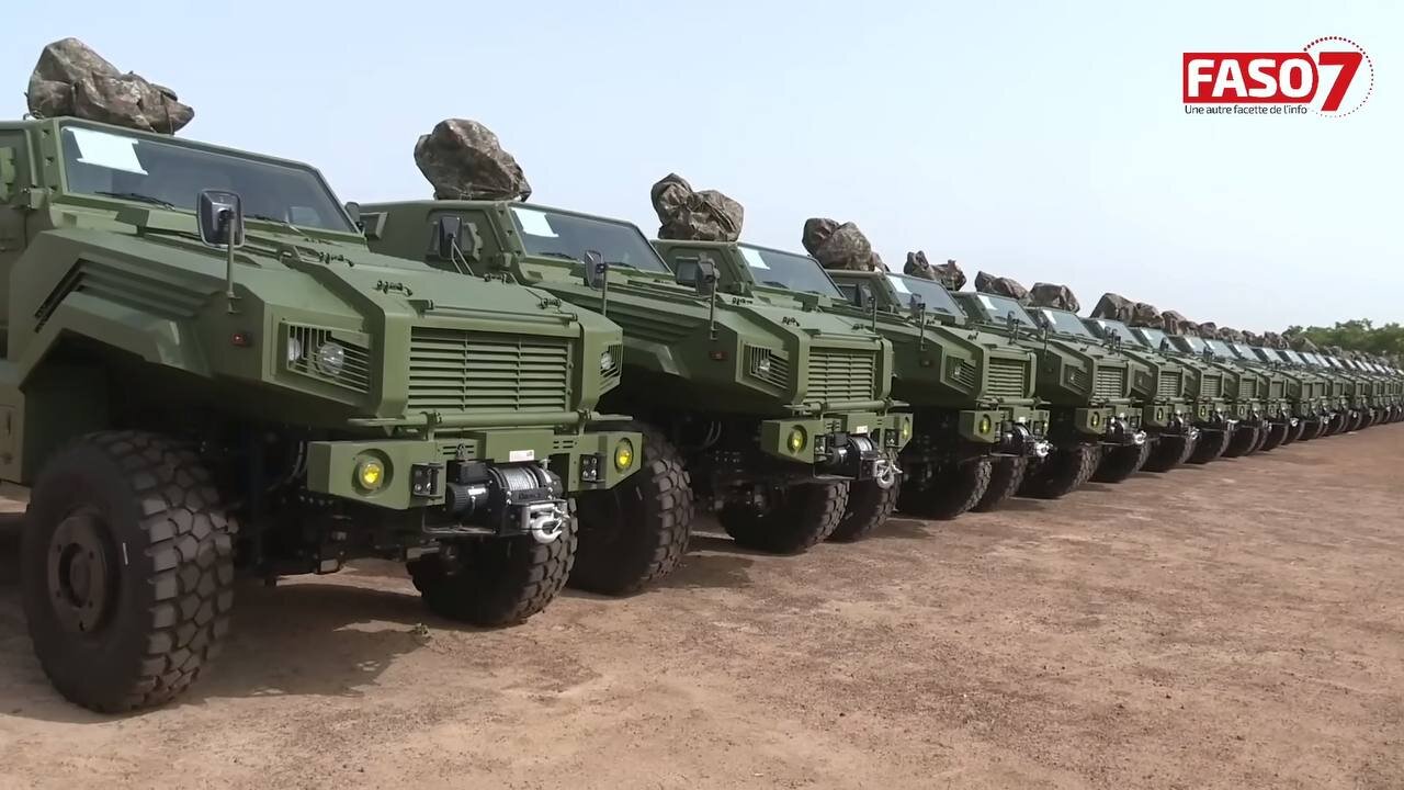 خودروهای زرهی چین به قاره آفریقا رسید/عکس