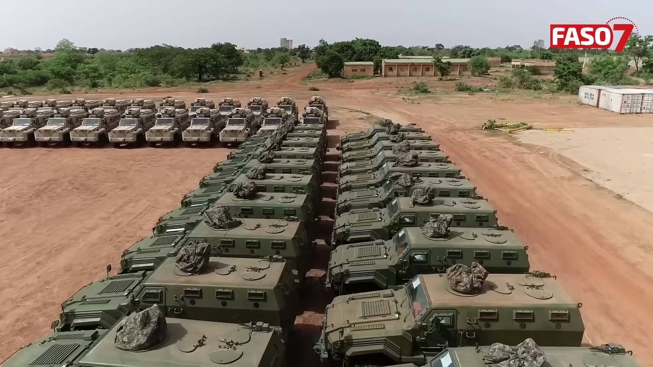 خودروهای زرهی چین به قاره آفریقا رسید/عکس