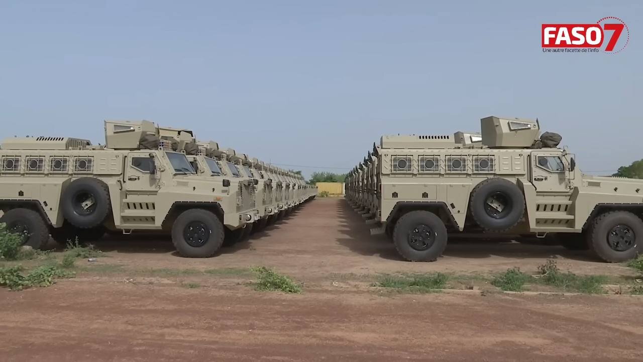 خودروهای زرهی چین به قاره آفریقا رسید/عکس