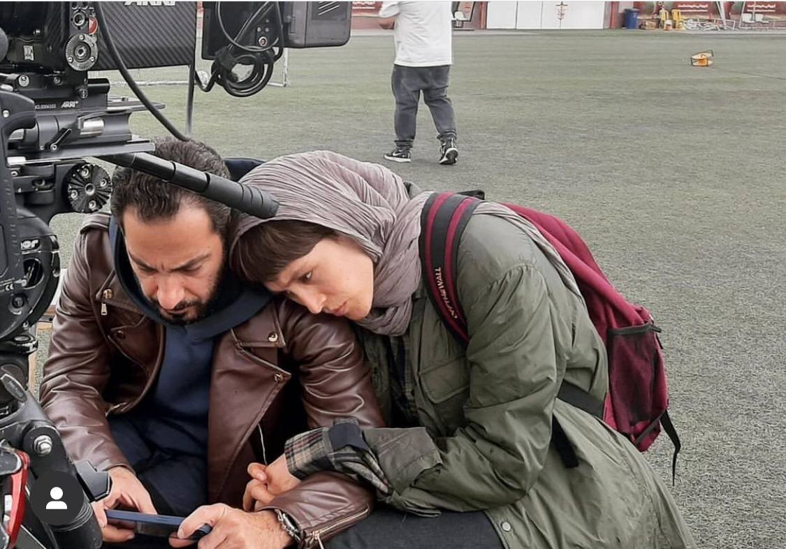 عکس | ژست عاشقانه بازیگر زن دستدردستِ بازیگر مرد ایرانی در پشت صحنه