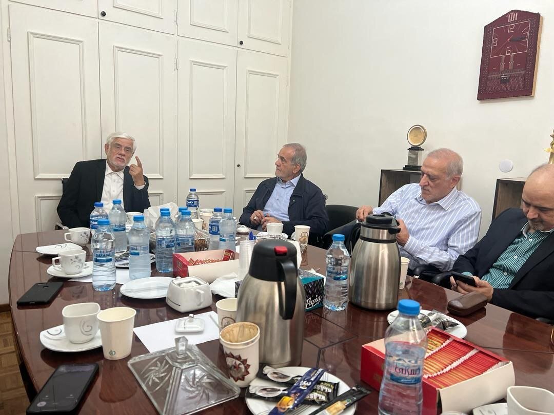 تصاویر اولین دیدار مسعود پزشکیان بعد از تأیید صلاحیت توسط شورای نگهبان