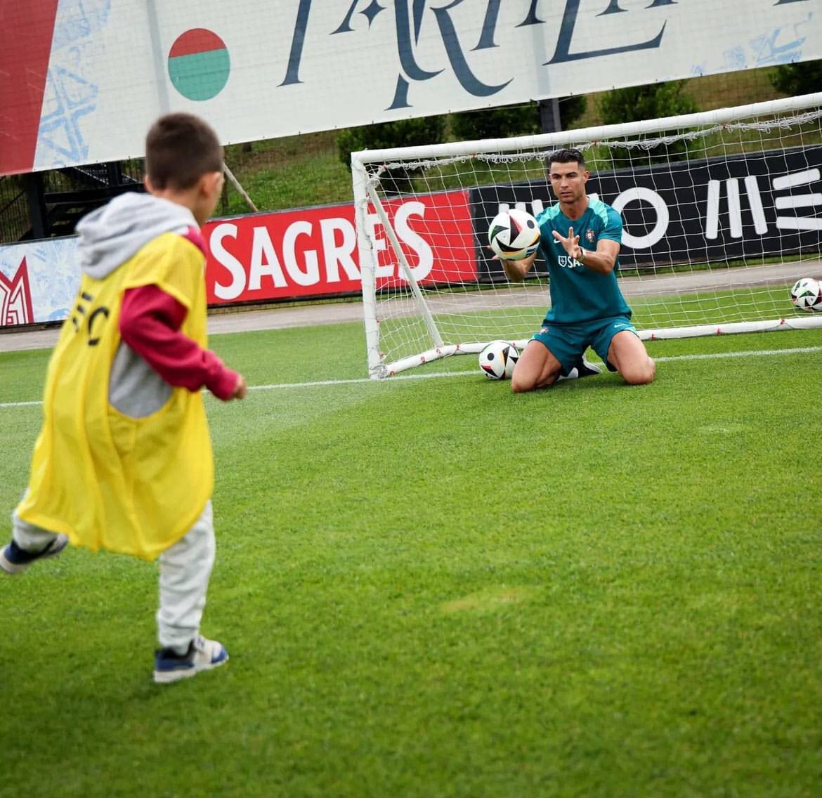 عکس| رونالدو دروازهبان شد؛ برخورد جالب Cr7 با یک هوادار