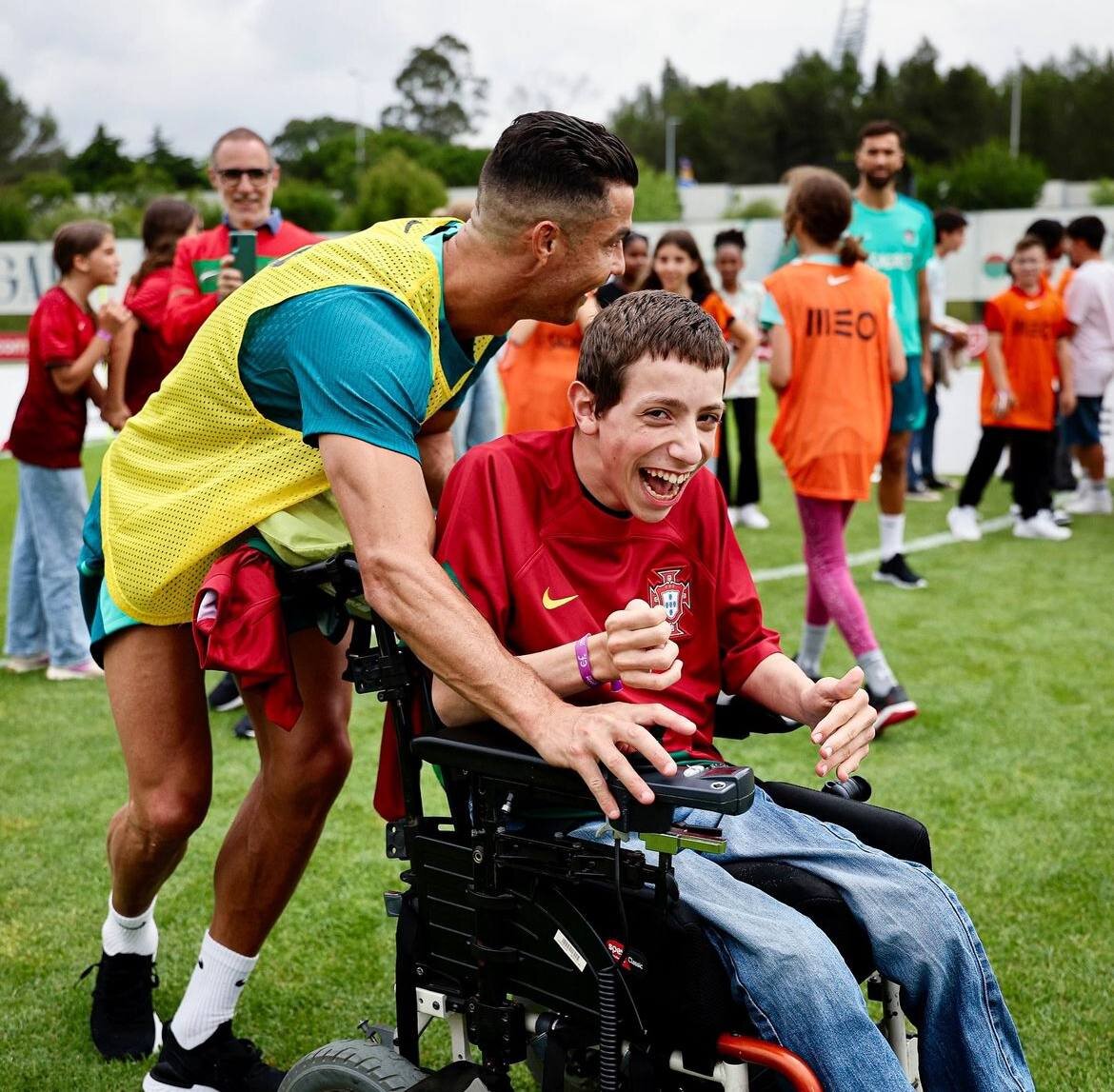 عکس| رونالدو دروازهبان شد؛ برخورد جالب Cr7 با یک هوادار