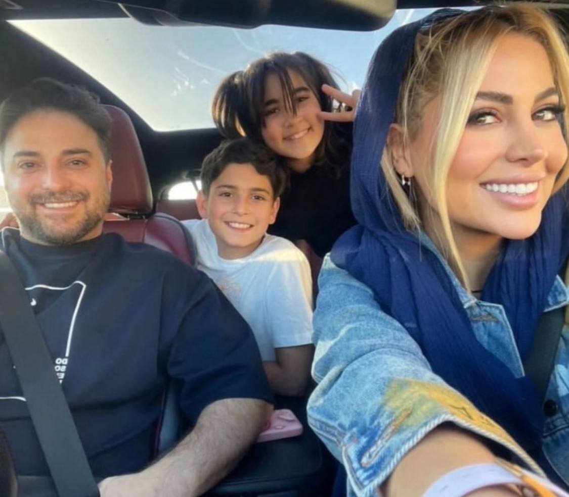 عکس | سلفی خانوادگی بابک جهانبخش در کنار همسرش داخل خودروی شخصی