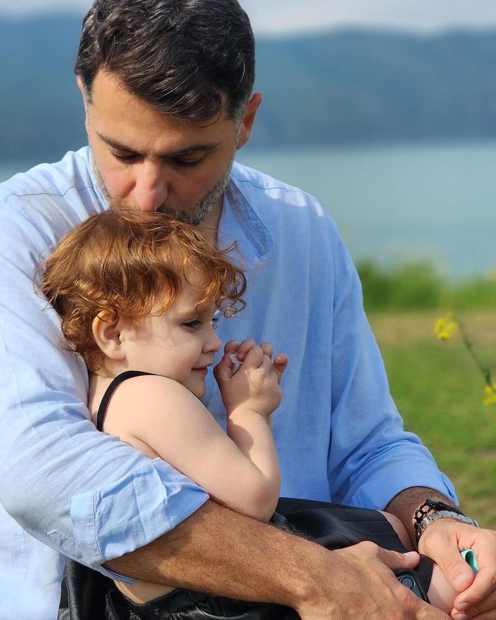 عکس | تصویر جالب یک کودک در آغوش علی ضیا؛ ذوق آقای مجری!