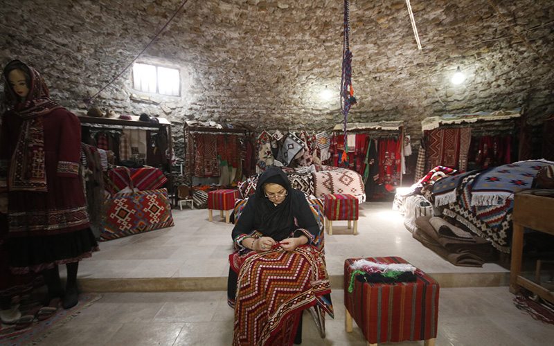 ۴۱۶ میلیارد ریال تسهیلات بی بیش از ۳۵۰ هنرمند صنایع دستی استان سمنان در سال ۱۴۰۲ واگذار شده است