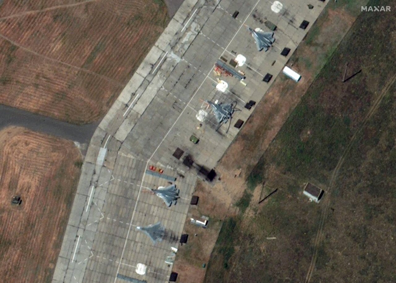 تصویر ماهواره‌ای Maxar در روز ۷ ژوئن (قبل از حمله)، ۳ فروند هواپیمای سوخو-۵۷ فلون را در فرودگاه آختوبینسک روسیه نشان می‌دهد.