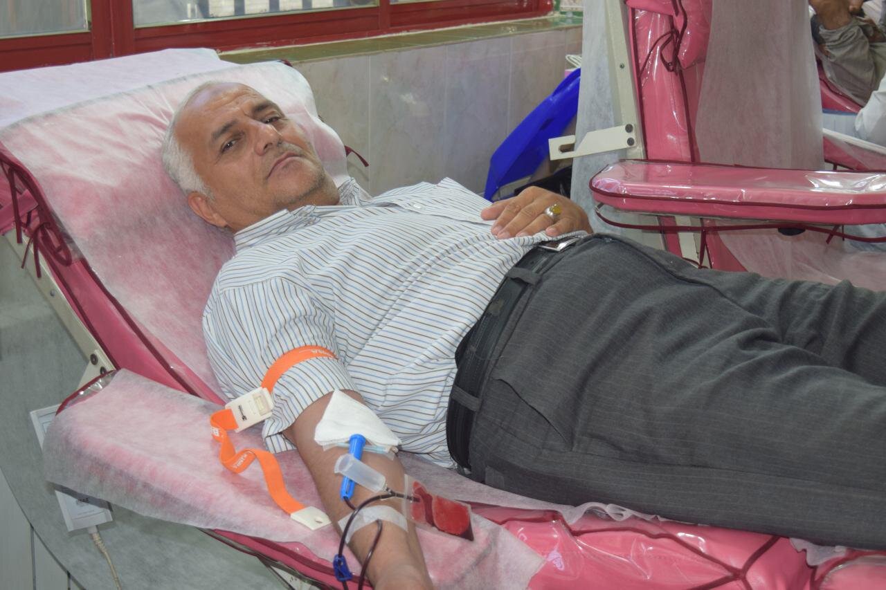 ۶۲ سال سن و بیش از ۱۸۰ بار اهدای خون/ «خونم در تمام وطن جاری است»+ عکس