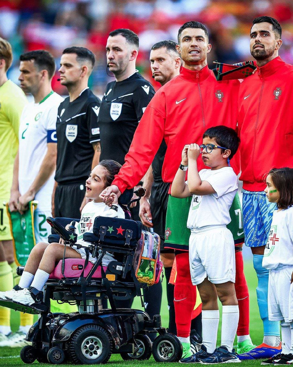 عکس| برخورد زیبای کریستیانو رونالدو با یک هوادار دختر