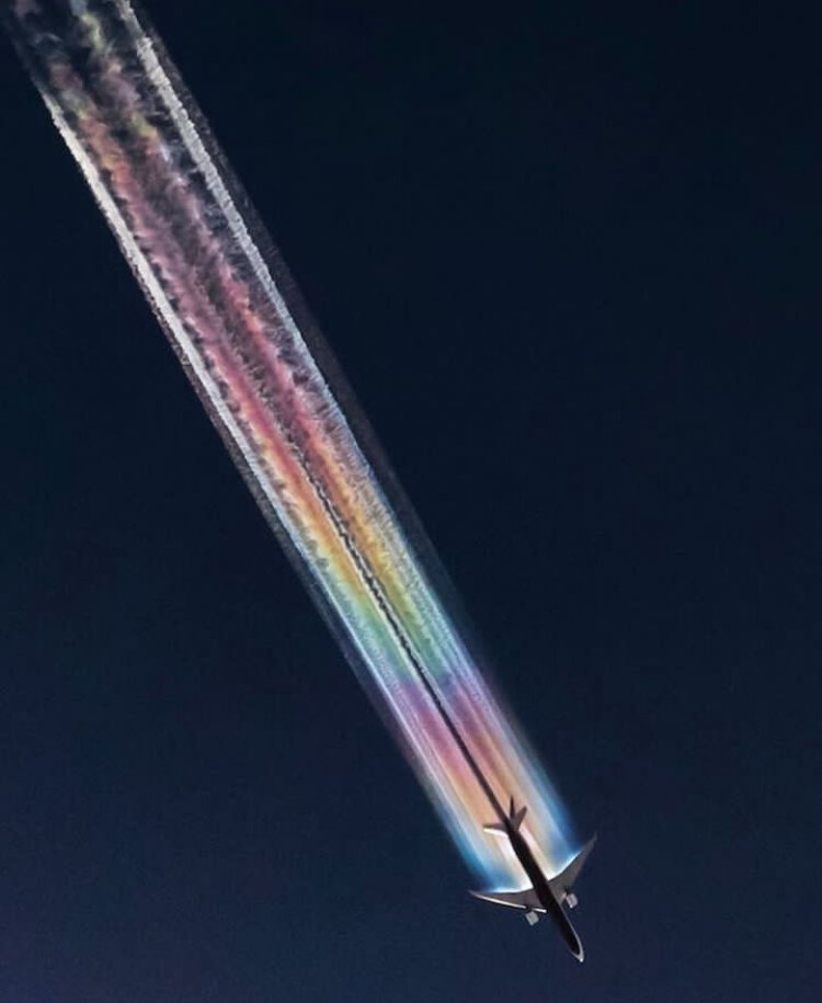 شکار رنگینکمانی که فقط پشت موتور جت تشکیل میشود!/ عکس