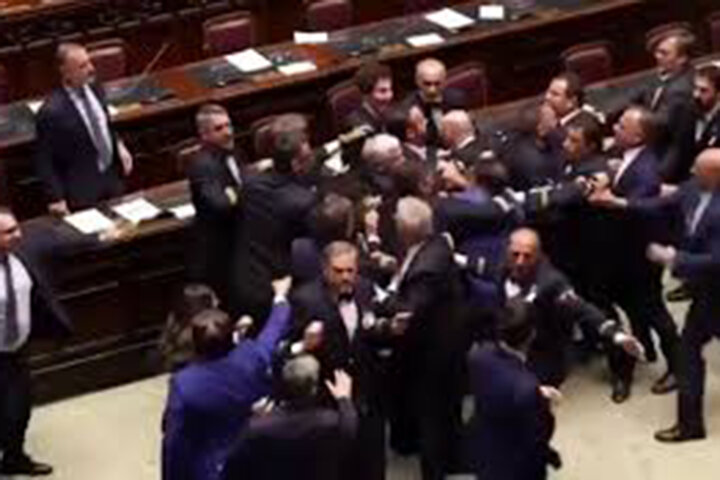 ببینید |  زد و خورد نمایندگان در پارلمان ایتالیا