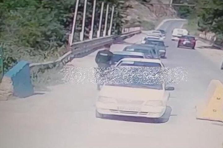 ببینید | لحظه فرار دیوانه‌وار راننده پژو از ایست بازرسی پلیس در چلاو