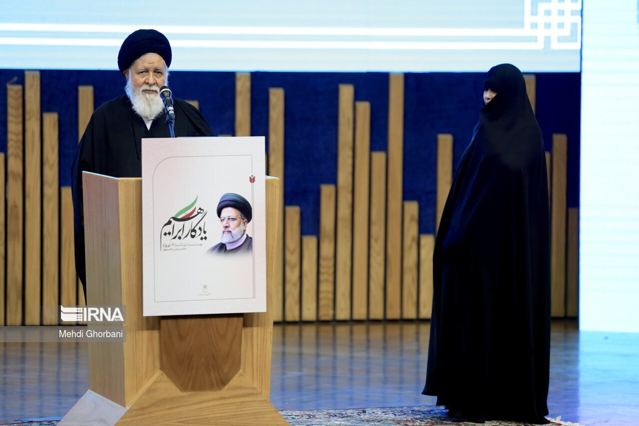 عکس | دختر رئیسی در کنار پدربزرگش علم‌الهدی در مراسم تجلیل از رئیس جمهور فقید