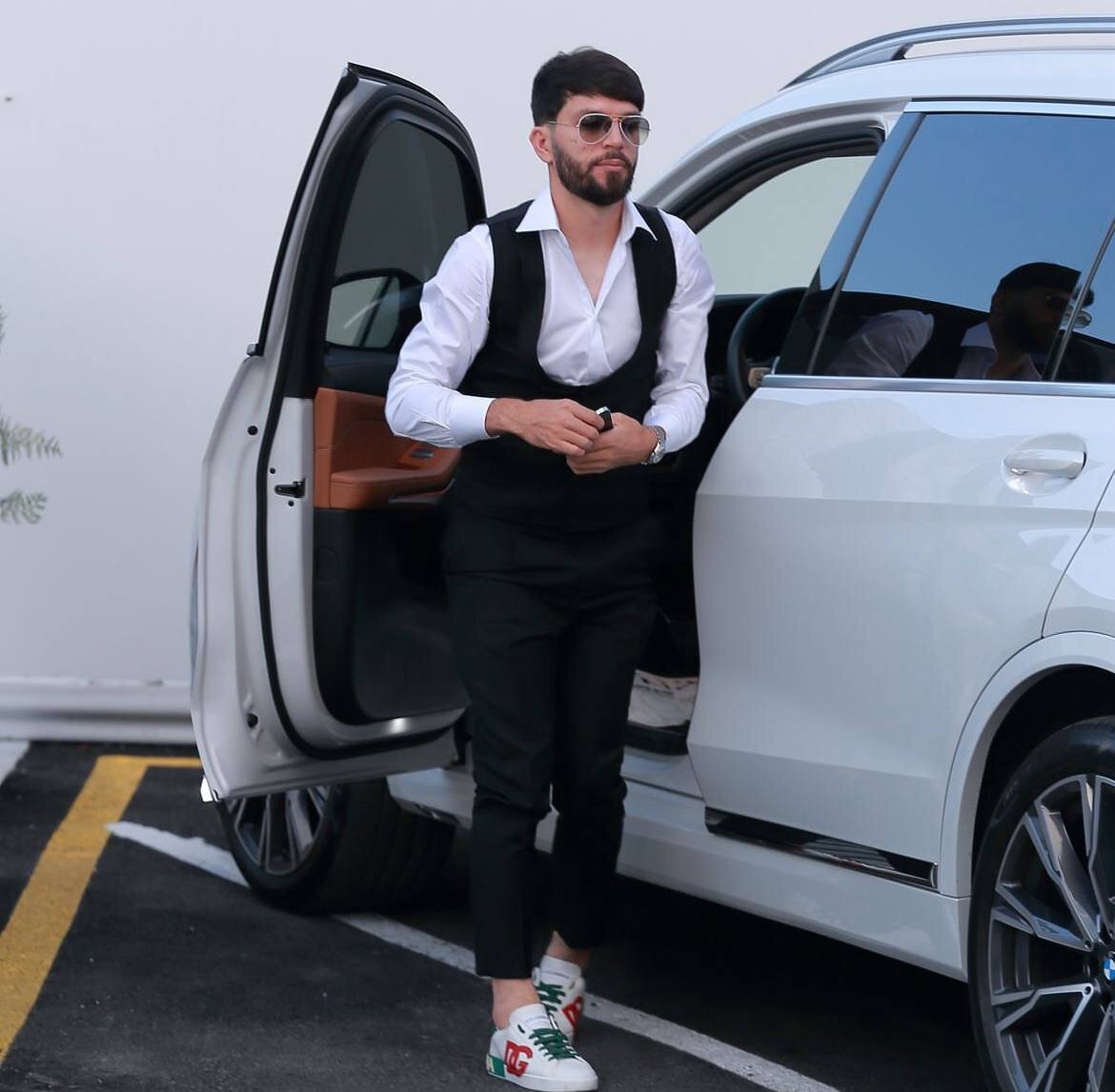 عکس| استایل متفاوت ستاره استقلال مقابل خودروی لاکچریاش