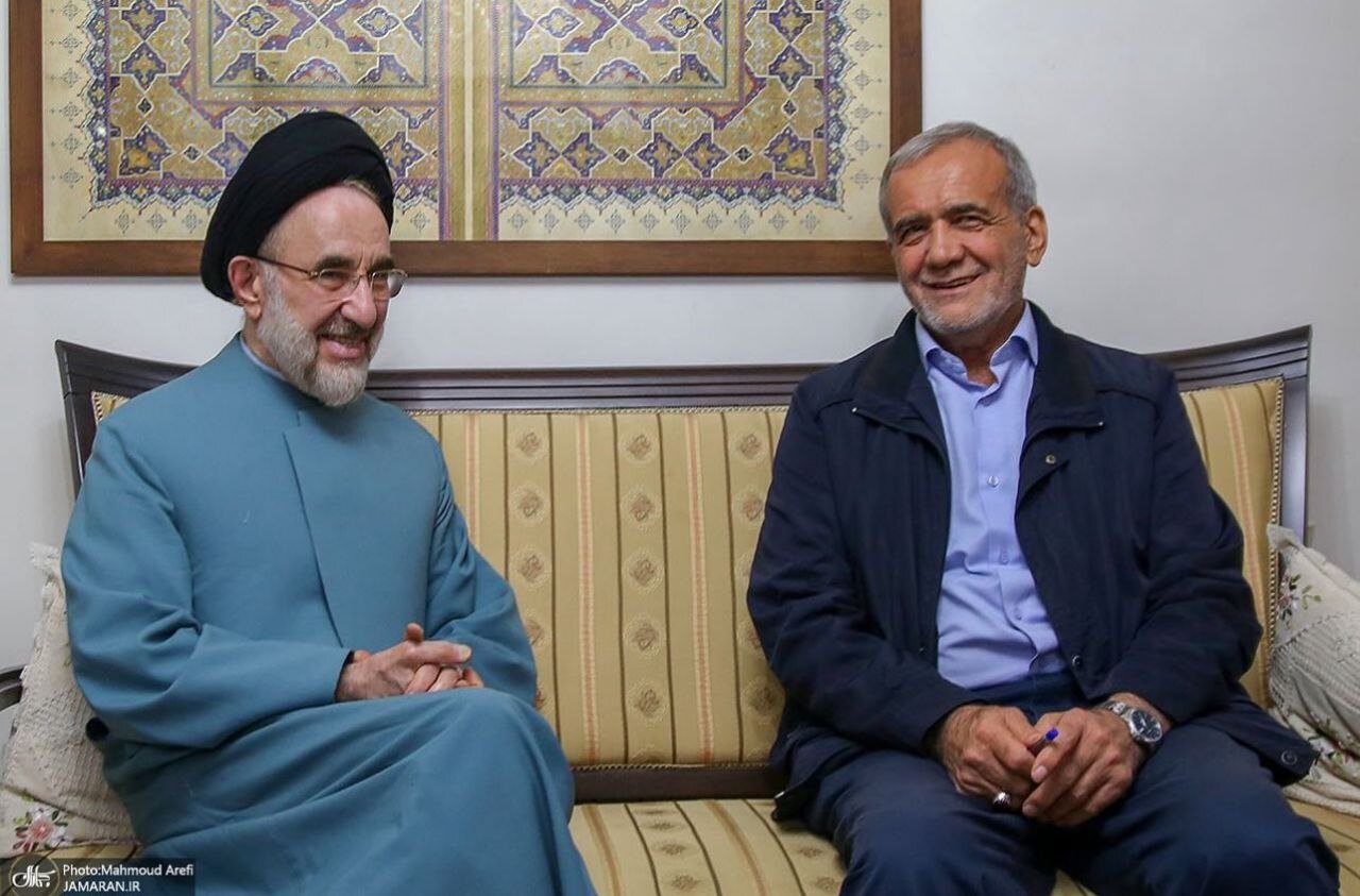 عکس جالب از دختر، پسران و نوه های مسعود پزشکیان در کنار خاتمی 3