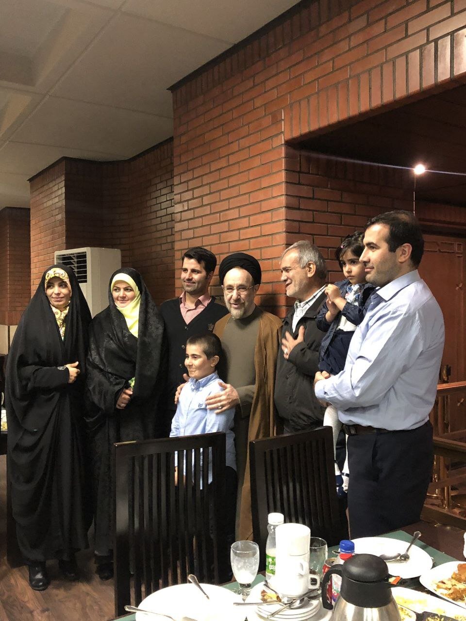 عکس جالب از دختر، پسران و نوه های مسعود پزشکیان در کنار خاتمی 2