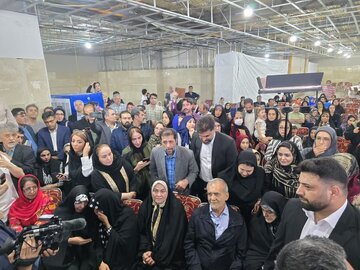 تصاویر | مسعود پزشکیان هنگام سلفی گرفتن از خودش و هوادارانش