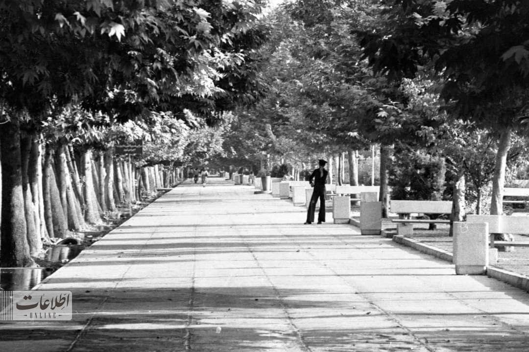 تهران قدیم | ژست عجیب پلیس 50 سال قبل در خیابان ولیعصر، روزی‌که این خیابان یکطره شد / عکس 2