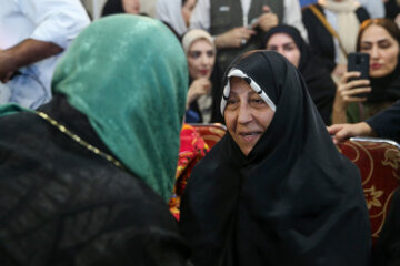 عکسی از دختر آیت الله هاشمی در همایش زنان حامی مسعود پزشکیان / کاندیدای زن انتخابات هم بود 2