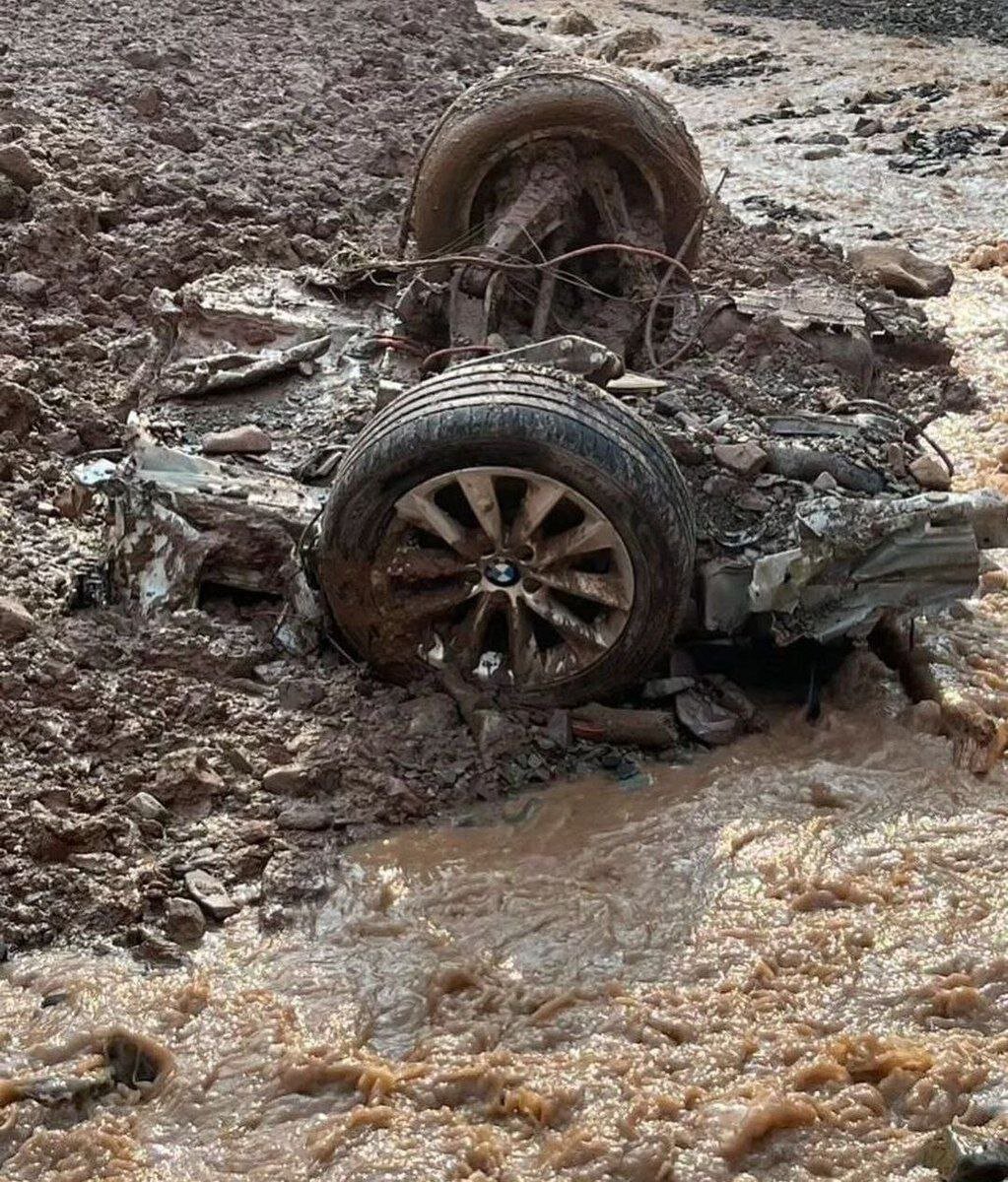عکس | تصویری عجیب از دفن شدن یک خودروی BMW زیر گلولای در پی سیل چالوس