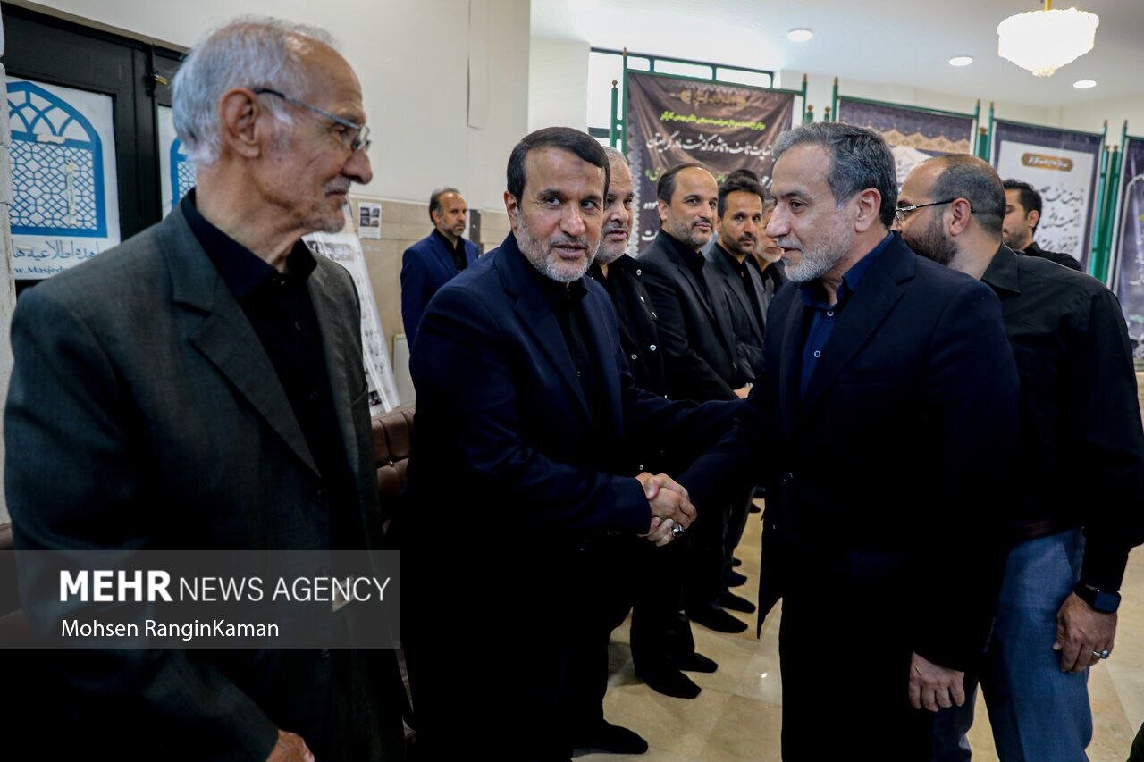 عکس | تصویری از عباس عراقچی در مراسم بزرگداشت مادر سردار کارگر