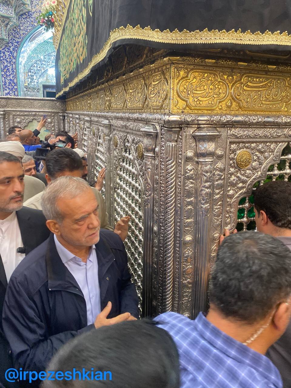 عکسی از مسعود پزشکیان در حرم حضرت معصومه