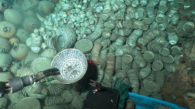 کشف ۱۰۰۰ گنج باستانی در عمق ۱۵۰۰ متری دریا / عکس