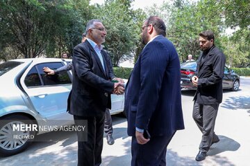 زاکانی با این ماشین سفیدرنگ به میزگرد سیاسی رفت؛ مدل ماشین او را می‌توانید حدس بزنید؟
