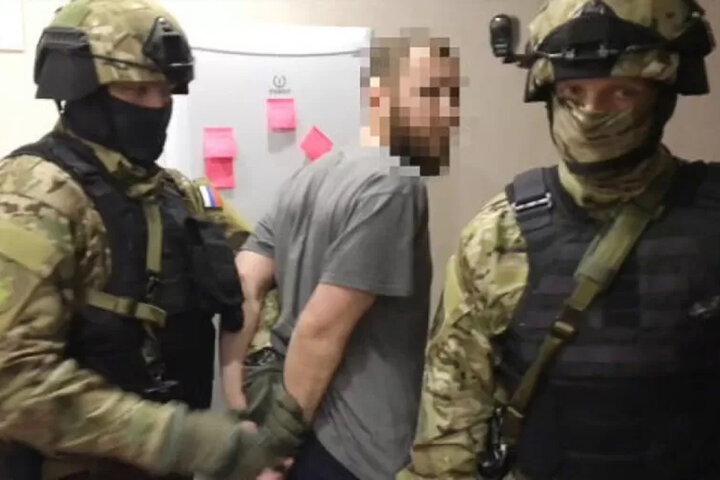 ببینید | تصاویر تازه از دستگیری یک سرکرده داعش توسط سازمان امنیت فدرال روسیه