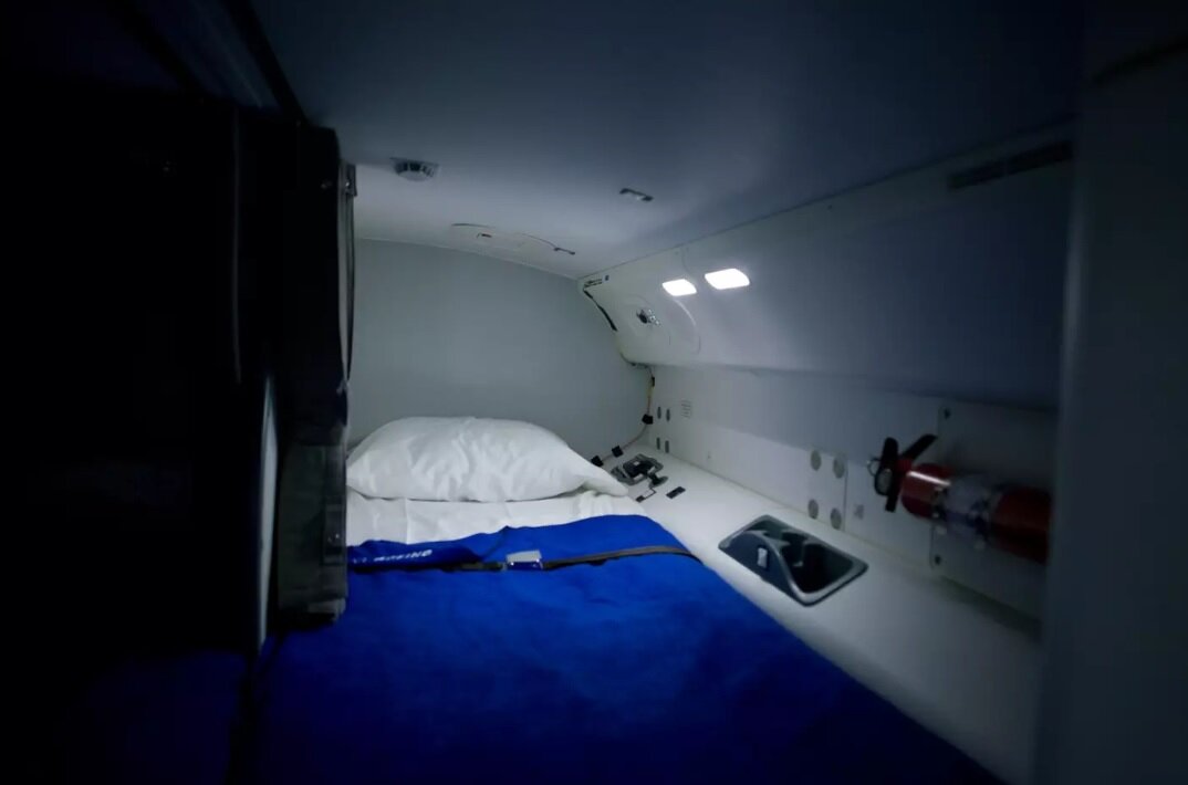 اتاق‌های کوچک مخفی هواپیماها برای چه کسانی است؟/ عکس