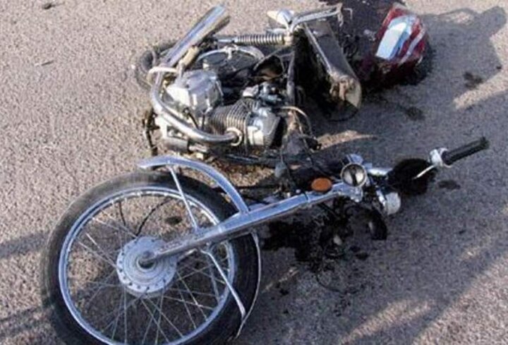 ببینید | لیز خوردن موتورسیکلت که منجر به تصادف ۲خودرو در مشهد شد