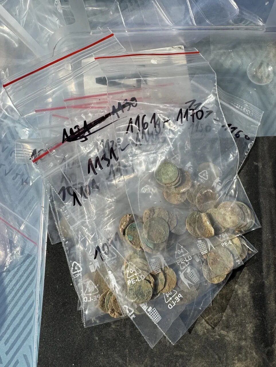 کوهنوردی، به شکل اتفاقی، گنجی با ۲۱۵۰ سکه پیدا کرد!