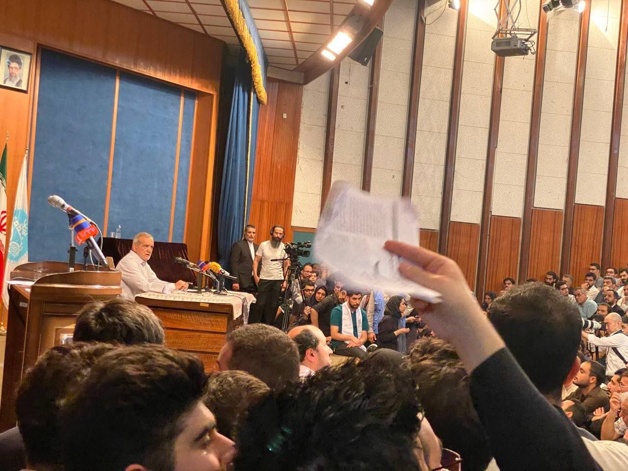 پزشکیان دانشگاه تهران را تکان داد /موج حضور دانشجویان در سالن سخنرانی +عکس